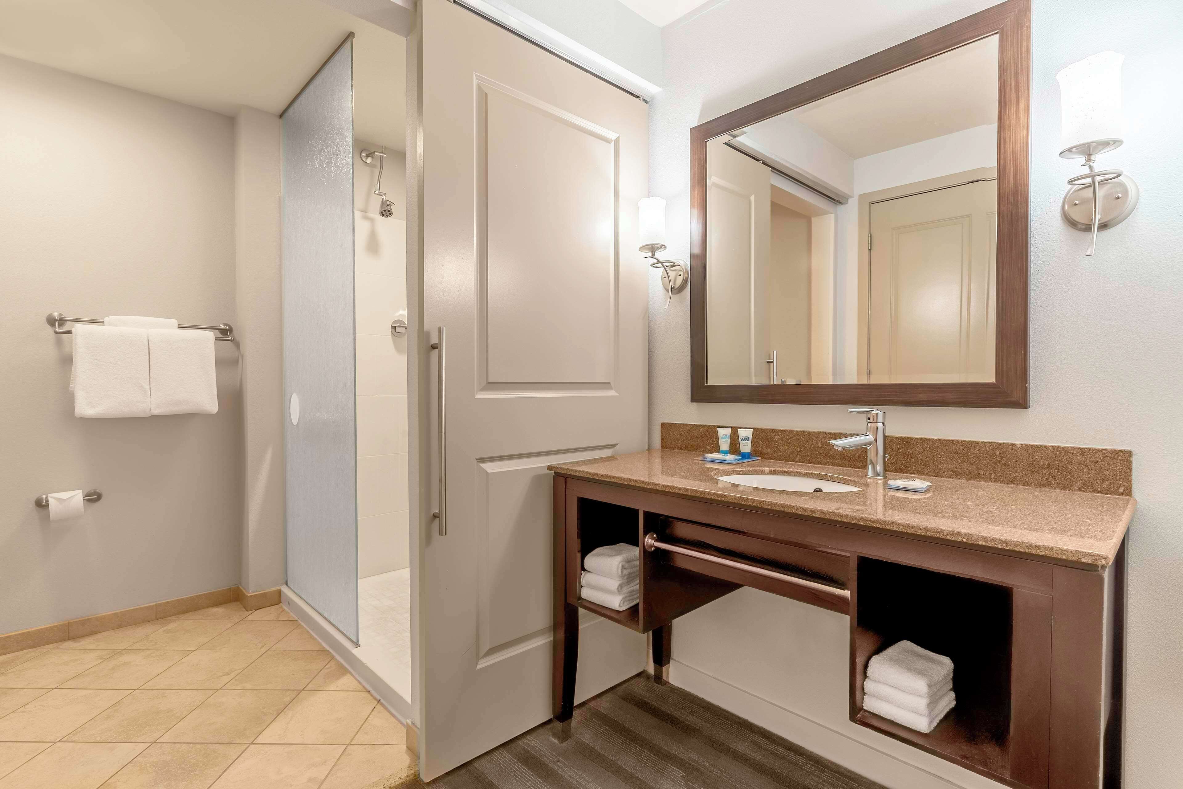 deluxe suite, 1 bedroom, kitchen | bathroom | designer toiletries, hair dryer, towels, soap