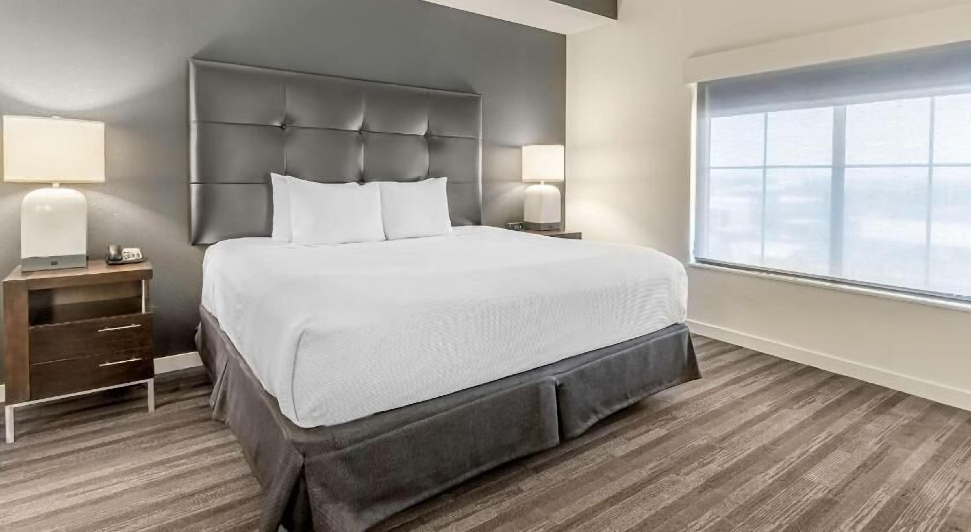 Premium bedding, in-room safe, desk, laptop workspace