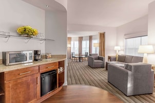 Executive Suite, 1 King Bed, Bathtub, Corner | Premium bedding, in-room safe, desk, laptop workspace