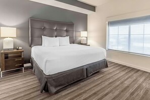 Ropa de cama de alta calidad y caja de seguridad en la habitación 