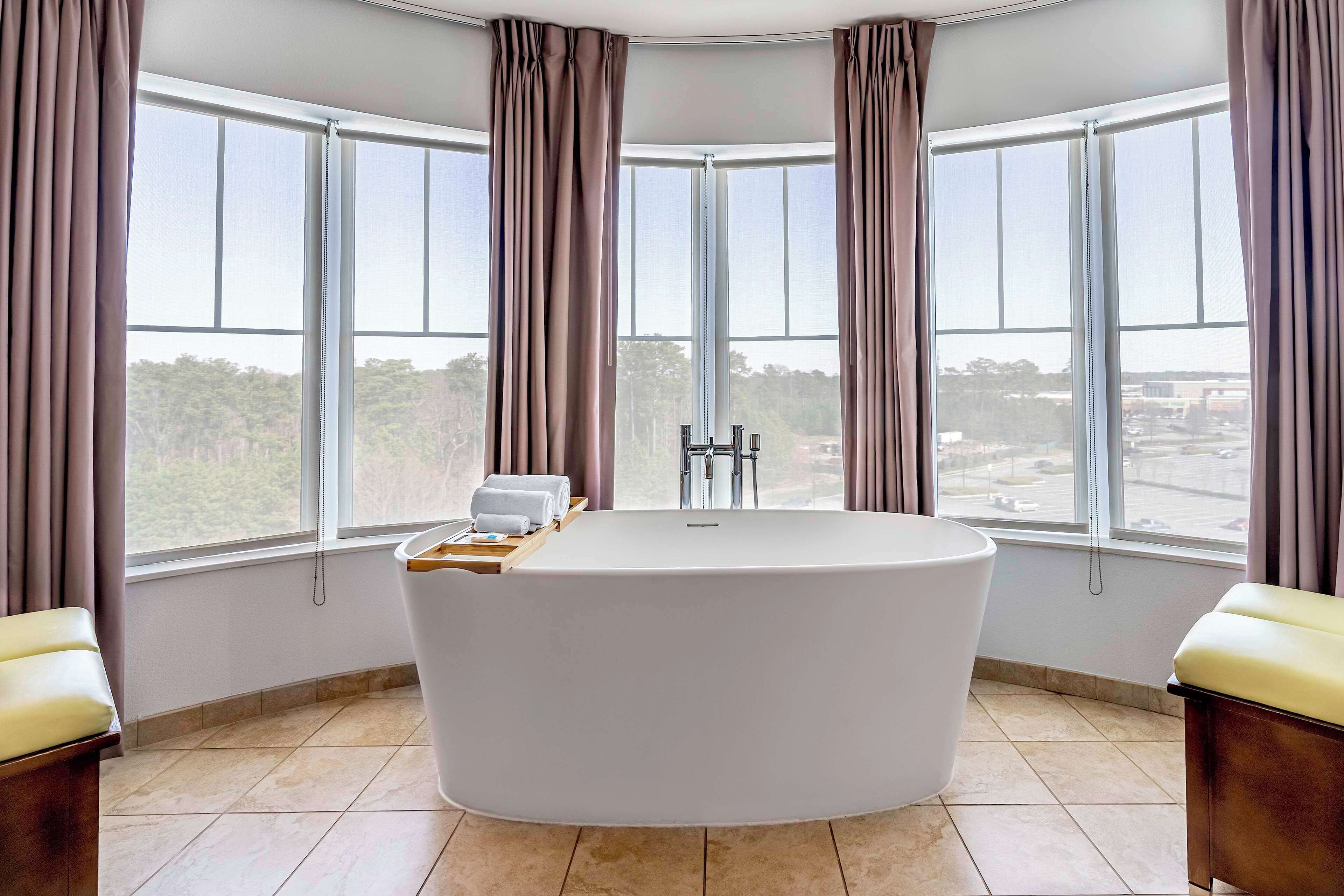 executive suite, 1 king bed, bathtub, corner | bathroom | designer toiletries, hair dryer, towels, soap