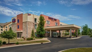 A hotel with a brick facade, a covered entrance, and a sign for SpringHill Suites by Marriott. - SpringHill Suites by Marriott Saginaw (Saginaw)