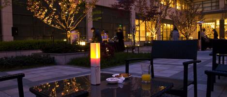 Frokost, lunsj og middag serveres, utsikt mot hagen