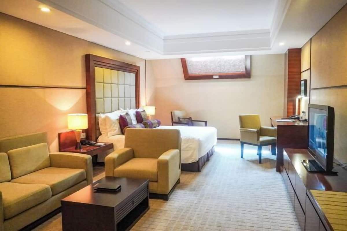 Premium bedding, minibar, in-room safe, desk
