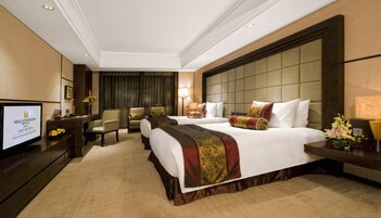 Executive Twin Room  | Premium bedding, minibar, in-room safe, desk