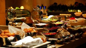 Daily buffet breakfast (CNY 80 per person)