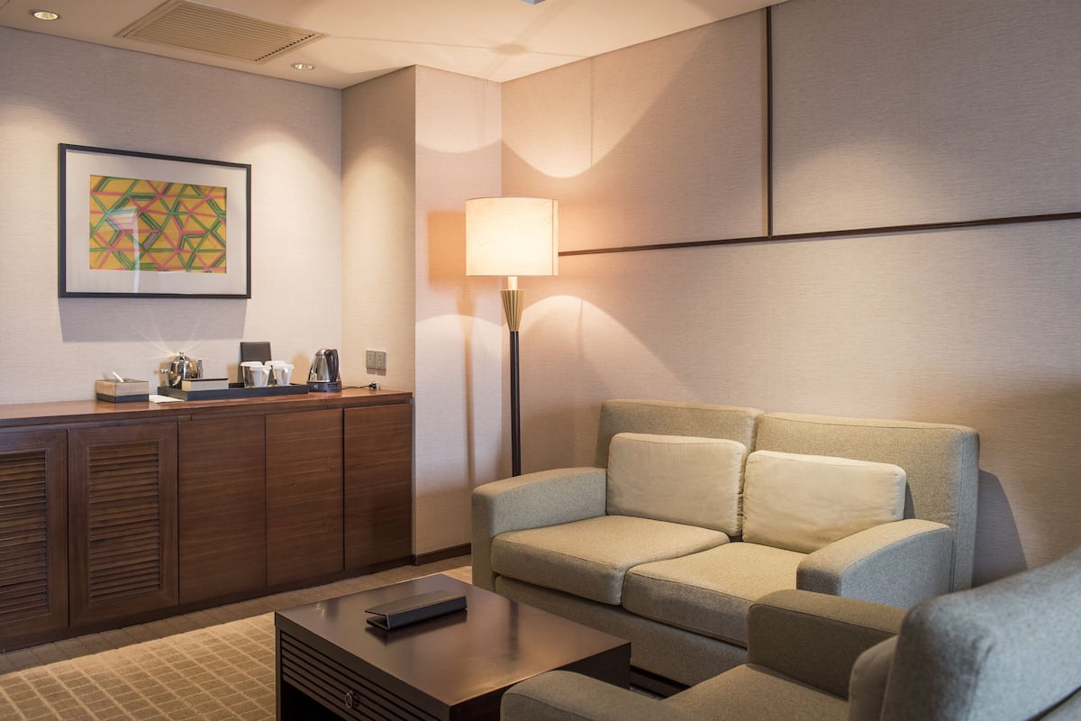 Sengetøy av topp kvalitet, minibar, safe på rommet og skrivebord