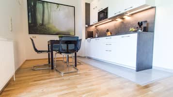 Comfort Apartment, 2 Queen Beds | Private kitchenette | Fridge, microwave, stovetop, coffee/tea maker