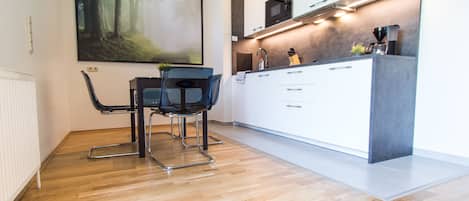 Apartamento conforto, 2 camas Queen | Cozinha americana privada | Geladeira, micro-ondas, cooktop, cafeteira/chaleira
