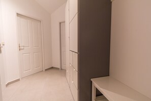 Apartamento conforto, 2 camas Queen | 1 quarto, ferros/tábuas de passar roupa, Wi-Fi de cortesia