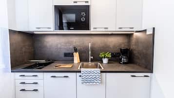 Deluxe Apartment, 1 Queen Bed with Sofa bed | Private kitchenette | Fridge, microwave, stovetop, coffee/tea maker