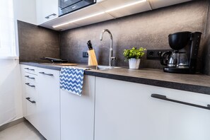 Apartamento luxo, 1 cama Queen e sofá-cama | Cozinha americana privada | Geladeira, micro-ondas, cooktop, cafeteira/chaleira