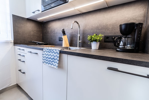 Apartamento luxo, 1 cama Queen e sofá-cama | Cozinha americana privada | Geladeira, micro-ondas, cooktop, cafeteira/chaleira