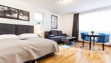 Apartemen Deluks, 1 Tempat Tidur Queen dengan tempat tidur Sofa | 1 kamar tidur, setrika/meja setrika, Wi-Fi gratis, dan seprai linen
