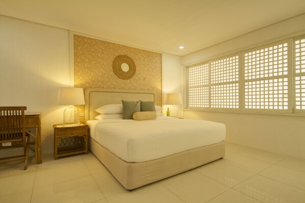 Deluxe-rum | Minibar, värdeförvaringsskåp på rummet, skrivbord och extrasängar