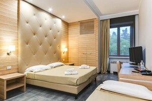 Minibar, caja de seguridad en la habitación y escritorio 