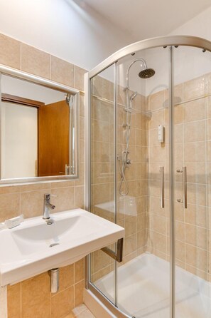 Een douche,  milieuvriendelijk toiletgerief, een haardroger, een bidet
