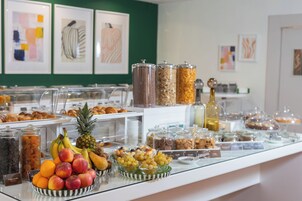 Desayuno buffet diario (EUR 10 por persona)