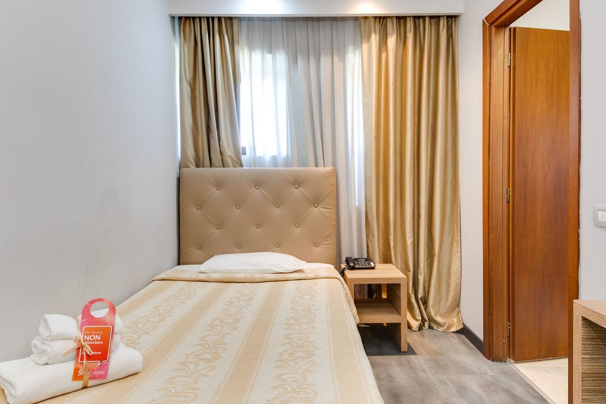 Compact room | Minibar, in-room safe, desk, blackout drapes