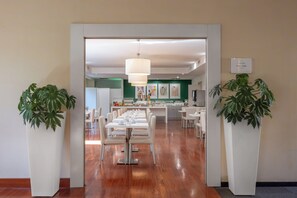 Desayuno buffet diario (EUR 10 por persona)