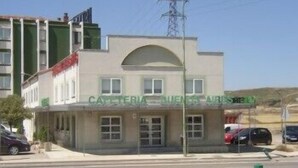 Un edificio con un letrero que dice "CATERIA DE MERCADO".