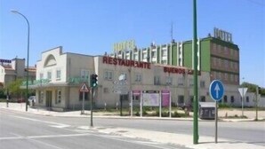 Un edificio con un cartel que dice "RESTAURANTE BUENOS 24".