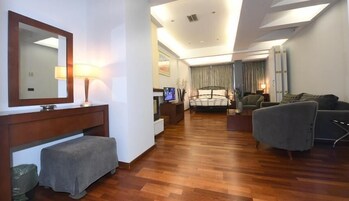 Habitación Deluxe | Caja fuerte, escritorio, wifi gratis y ropa de cama