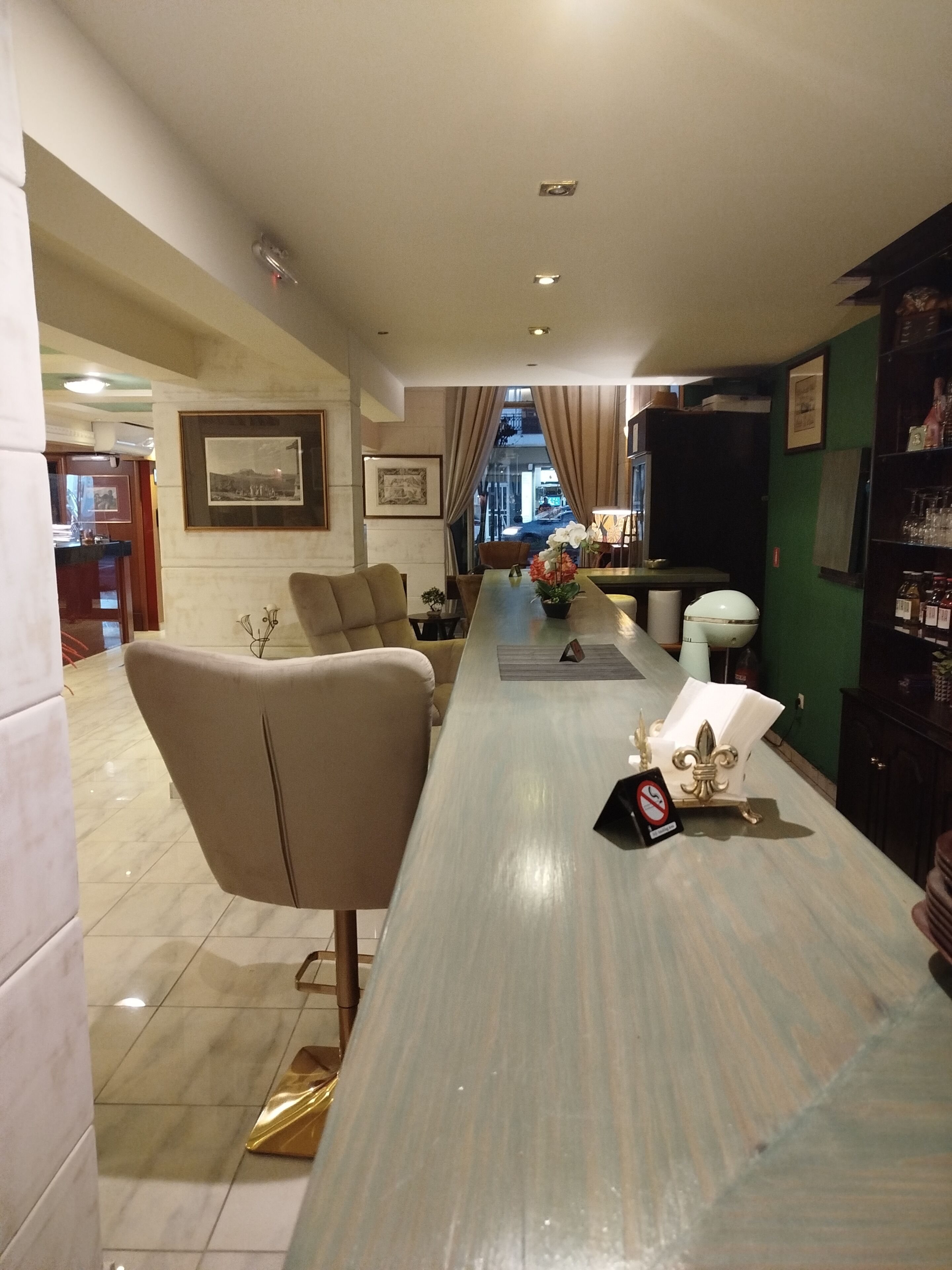 Een modern interieur met een lange eettafel, comfortabele zitplaatsen, een flatscreen televisie en uitzicht door een raam.