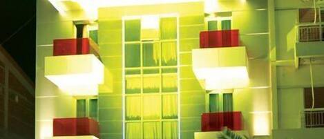 Un hotel con varios balcones, una entrada destacada y un letrero que dice "HOTEL EPHIRA".