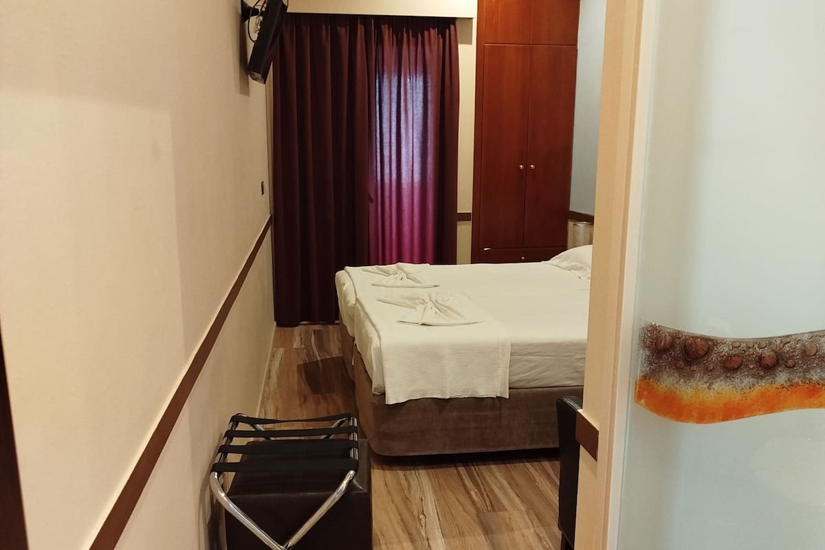Chambre simple | Coffre-fort, bureau, accès au Wi-Fi (inclus), literie fournie