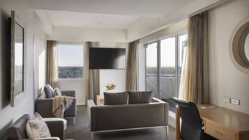 Suite, 1 chambre | Minibar, coffres-forts dans les chambres, bureau, rideaux occultants