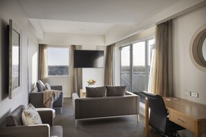 Suite, 1 Schlafzimmer | Minibar, Zimmersafe, Schreibtisch, Verdunkelungsvorhänge
