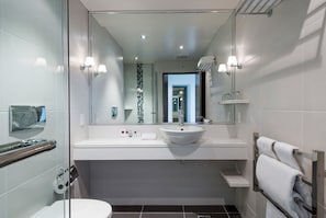 Douche, articles de toilette gratuits, sĂšche-cheveux