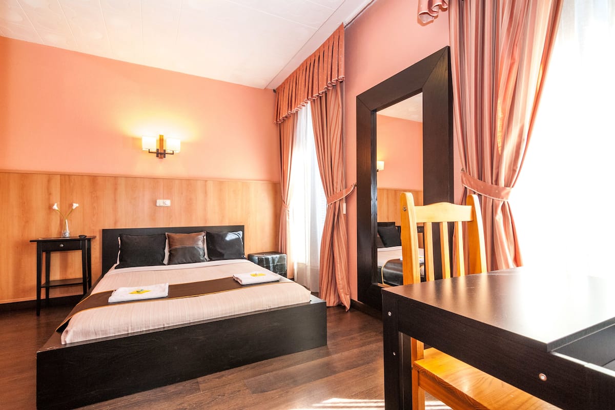 Een kluis op de kamer, een bureau, extra bedden, gratis wifi