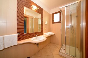 Chambre triple | Salle de bain | Douche, articles de toilette (gratuits), séchoir à cheveux, bidet