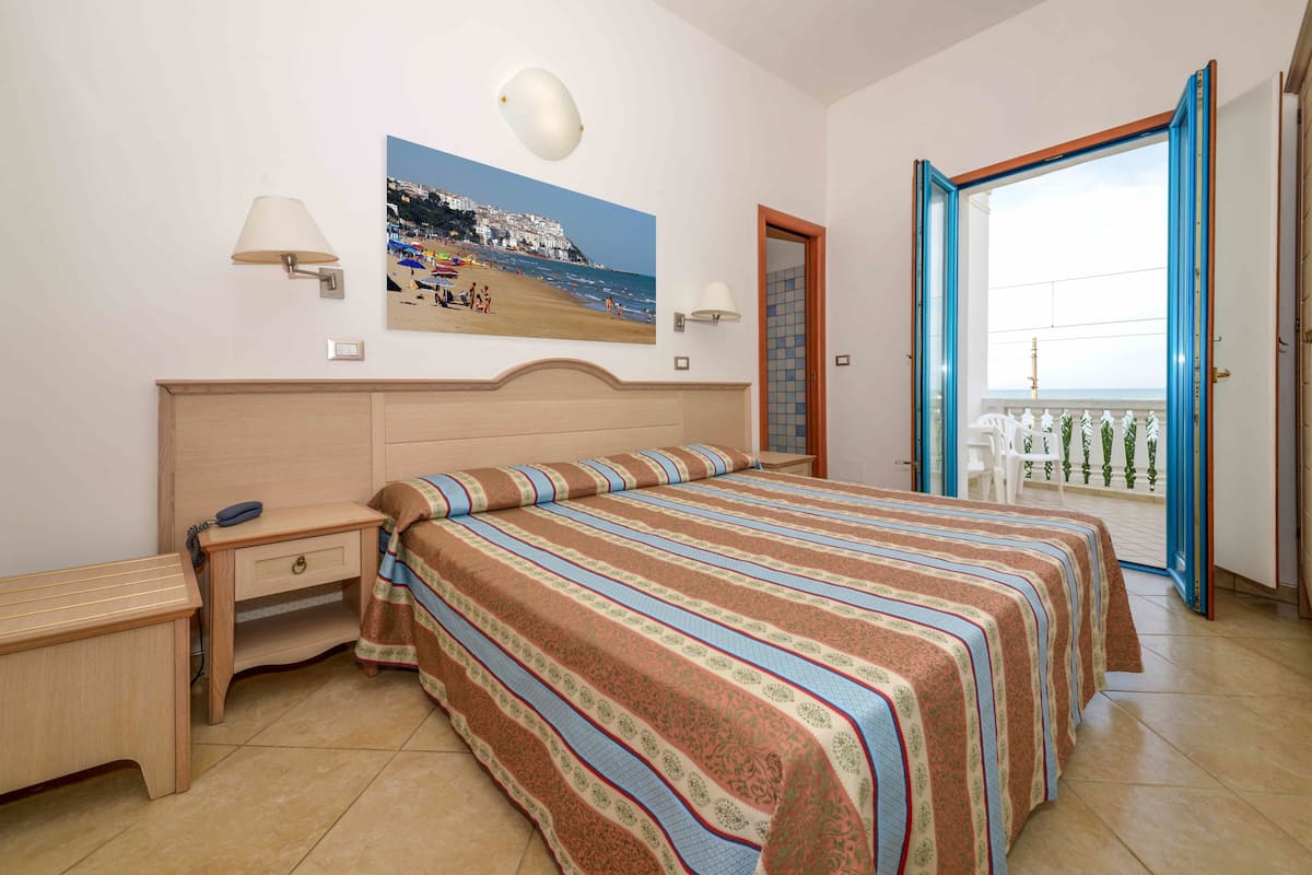 Standard Room, 1 Double Bed | Premium bedding, in-room safe, desk, cribs (surcharge)