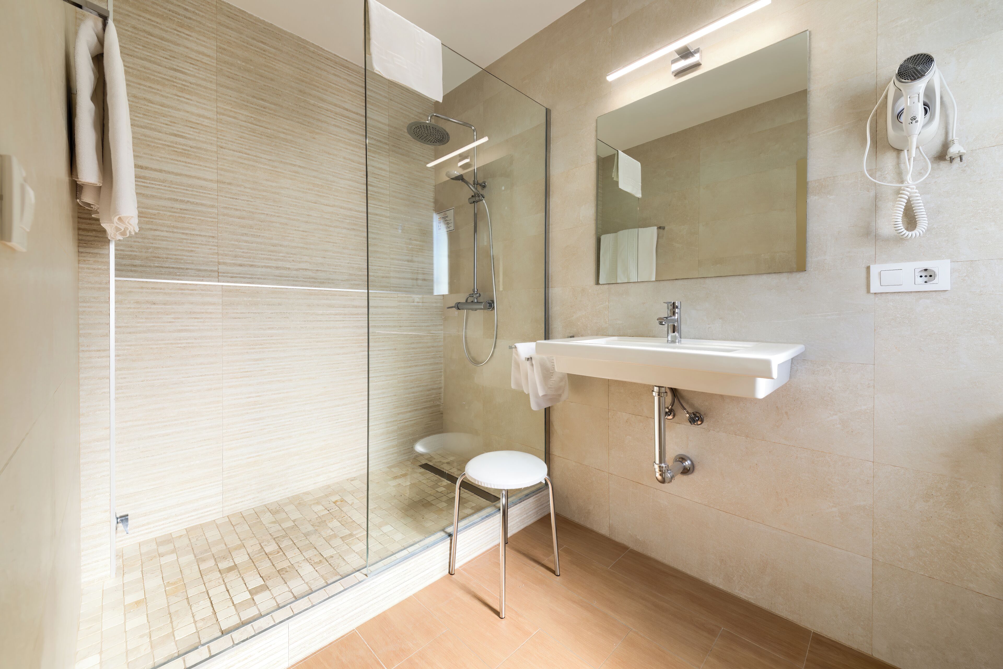 Habitacion doble con balcon | Baño | Secador de pelo, toallas, jabón y champú