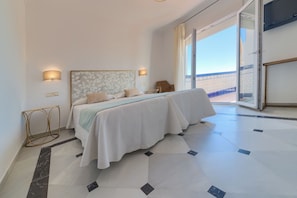 Premium bedding, free cots/infant beds, rollaway beds, bed sheets - Hotel El Convento (Arcos de la Frontera)