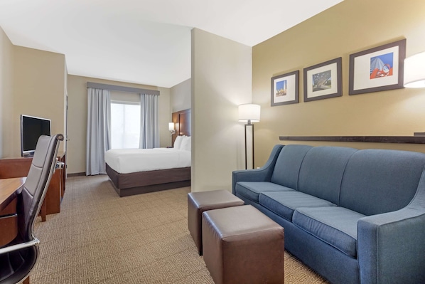 In-room safe, desk, iron/ironing board, free WiFi - Comfort Suites West Dallas - Cockrell Hill (Dallas)