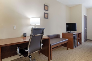 In-room safe, desk, iron/ironing board, free WiFi - Comfort Suites West Dallas - Cockrell Hill (Dallas)