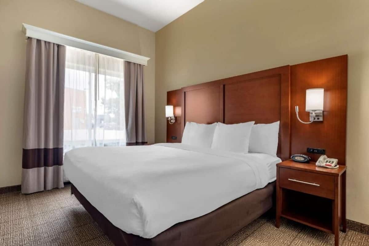 In-room safe, desk, iron/ironing board, free WiFi