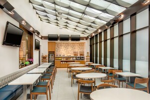 包含每日自助早餐