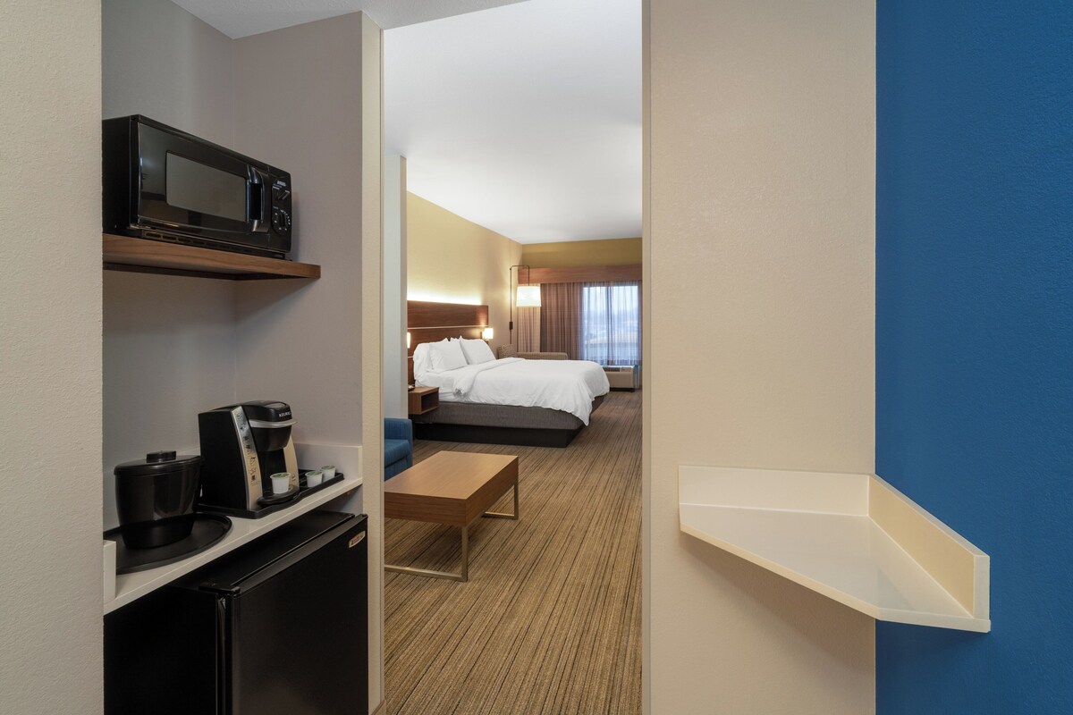 Suite, 1 King Bed | In-room safe, desk, iron/ironing board, free WiFi