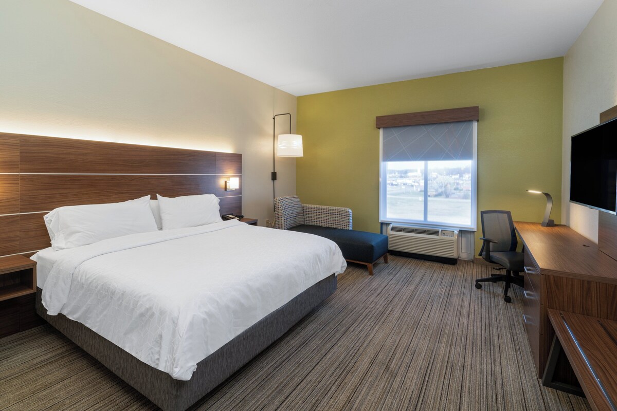 Standard Room, 1 King Bed (Extra Floor Space) | In-room safe, desk, iron/ironing board, free WiFi