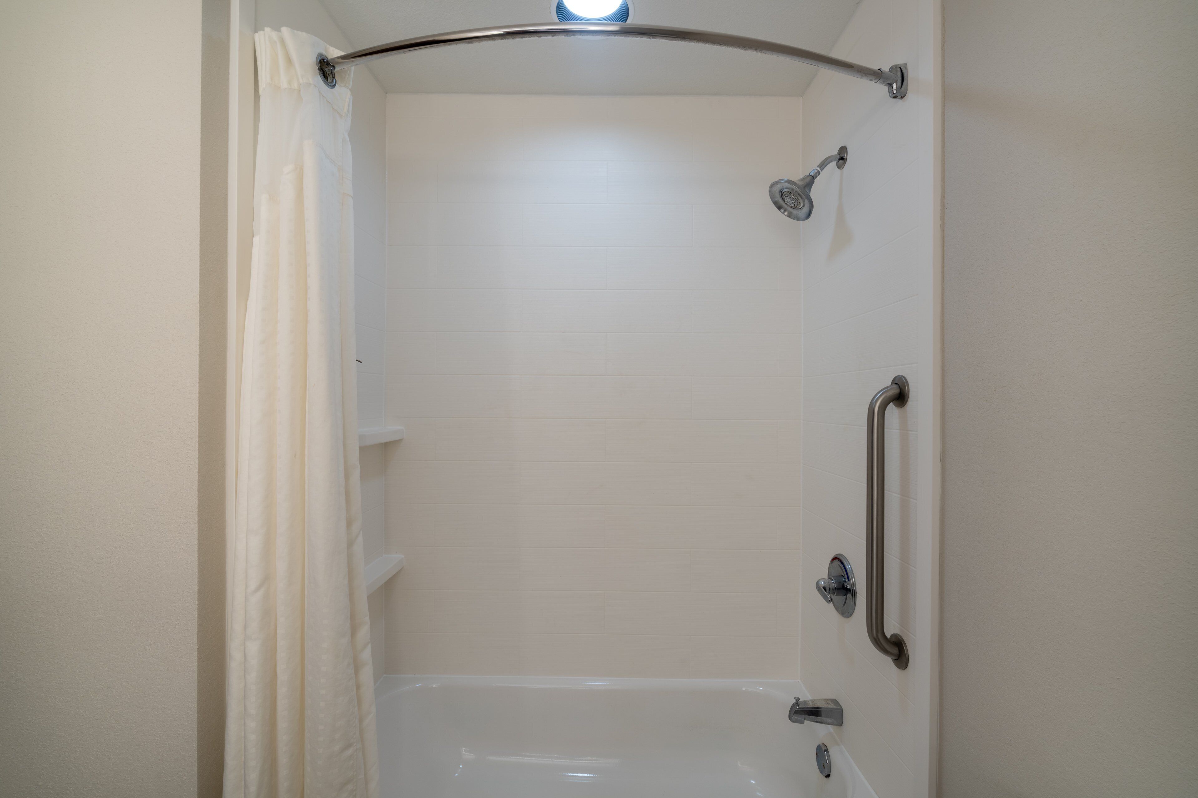 combined shower/bathtub, hair dryer, towels