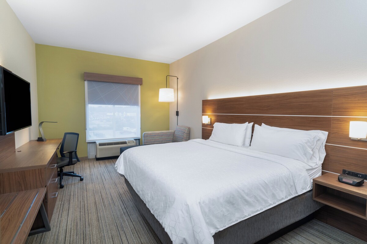 In-room safe, desk, iron/ironing board, free WiFi