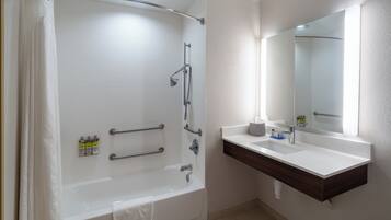 シャワー付き浴槽、ヘアドライヤー、タオル