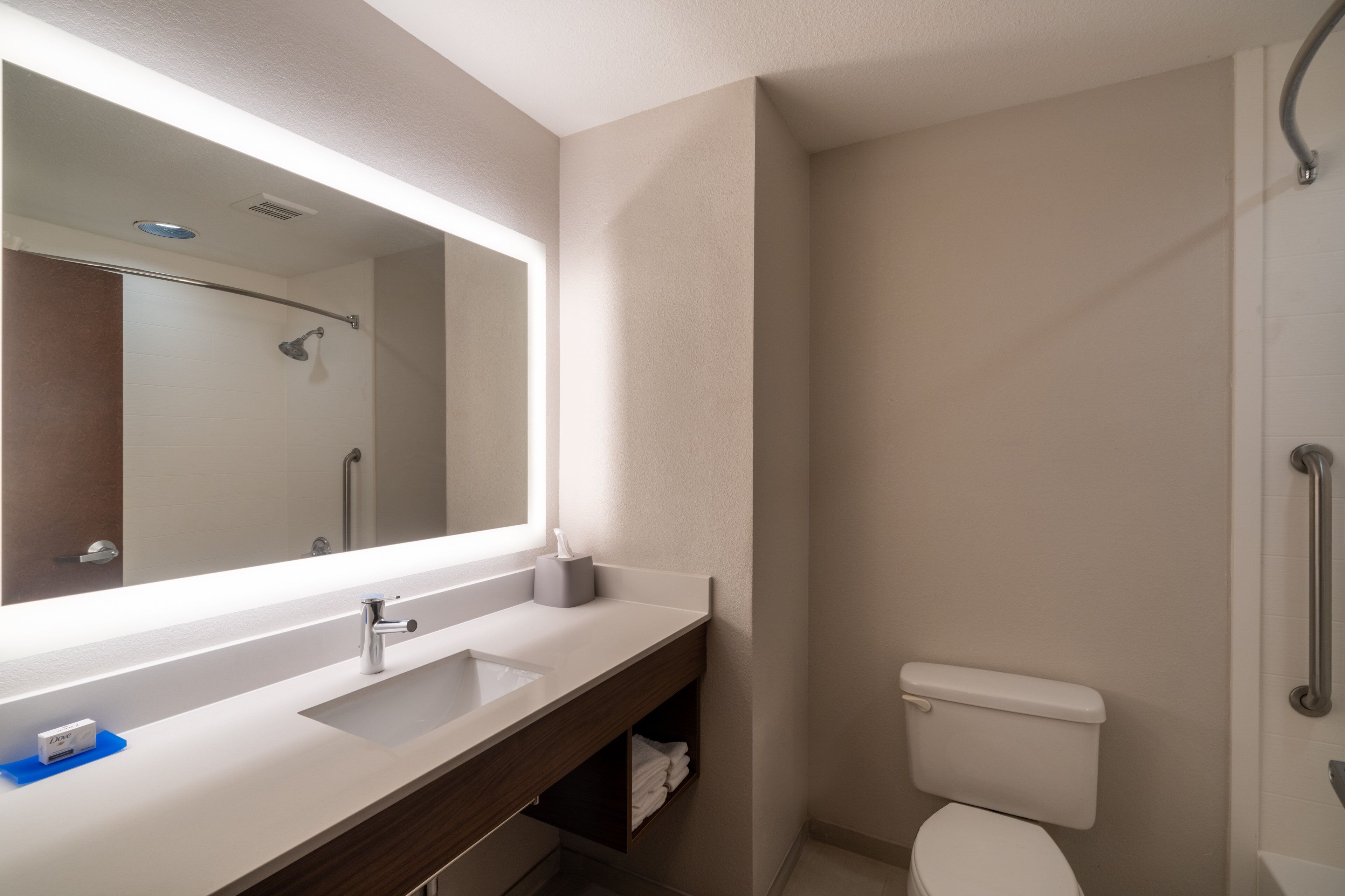 combined shower/bathtub, hair dryer, towels