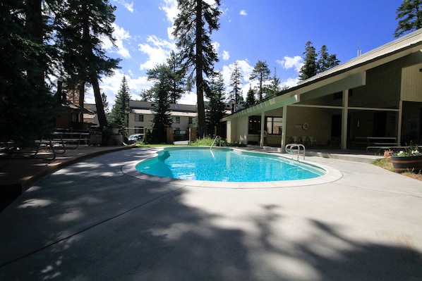 Outdoor pool - Discovery 4 (Mammoth Lakes)