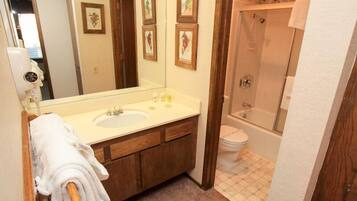 2-Bedroom Condo Loft | Bathroom | Combined shower/tub, hair dryer, towels